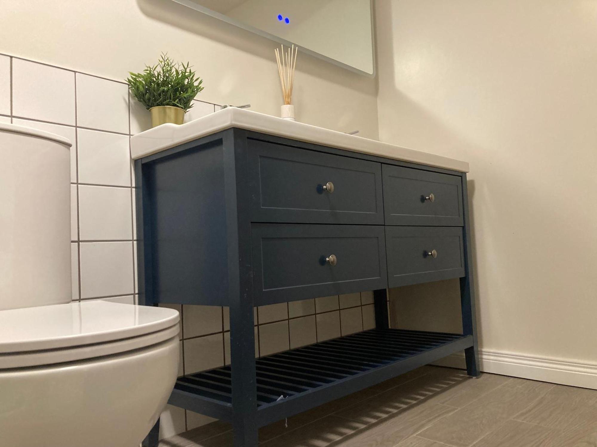 Smart 4K Tvs In All Bedrooms Double Vanity Sink Belfast Exterior photo