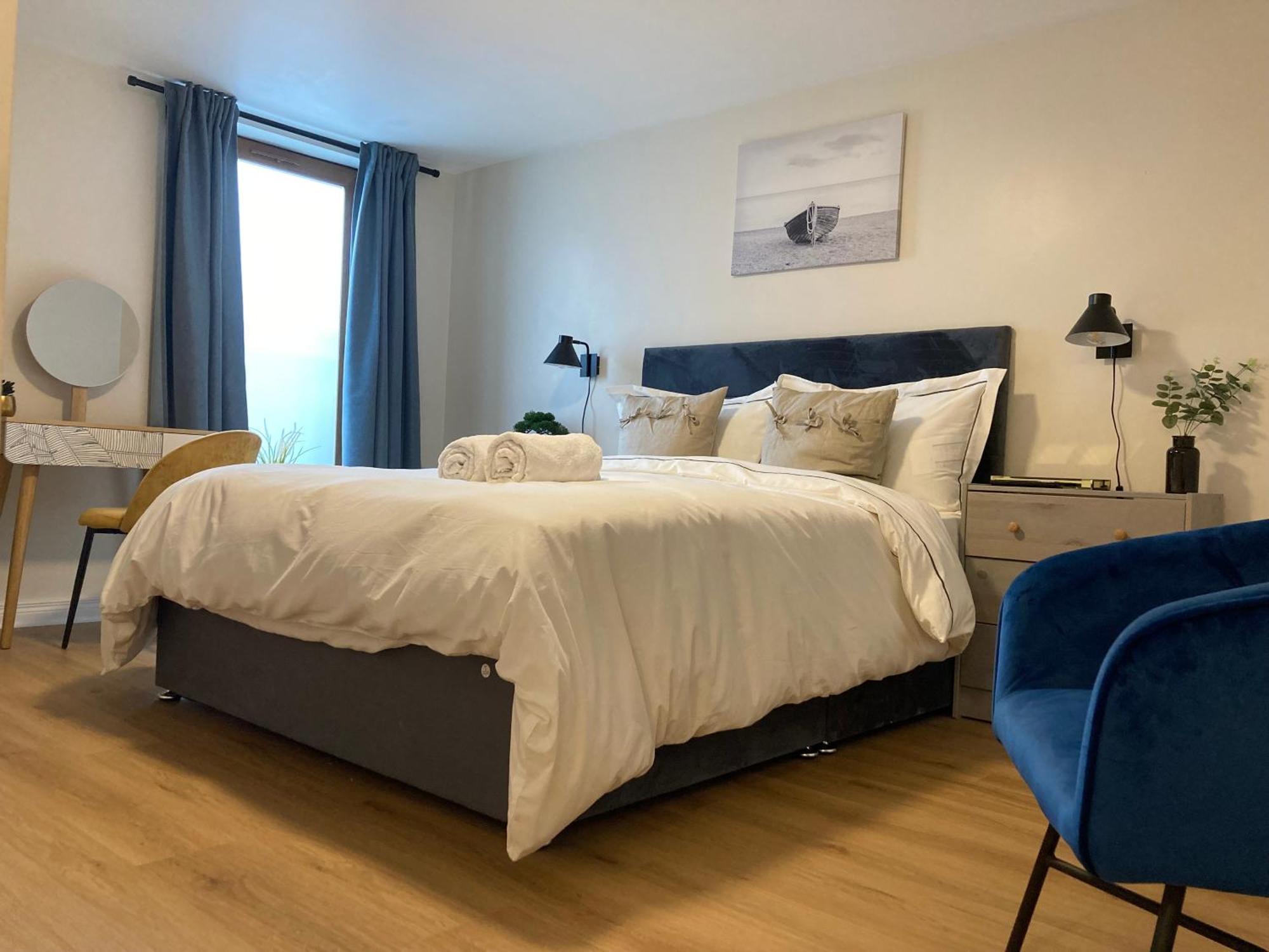 Smart 4K Tvs In All Bedrooms Double Vanity Sink Belfast Exterior photo