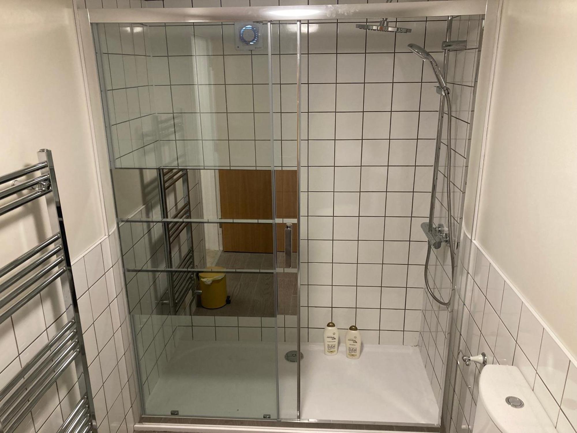 Smart 4K Tvs In All Bedrooms Double Vanity Sink Belfast Exterior photo