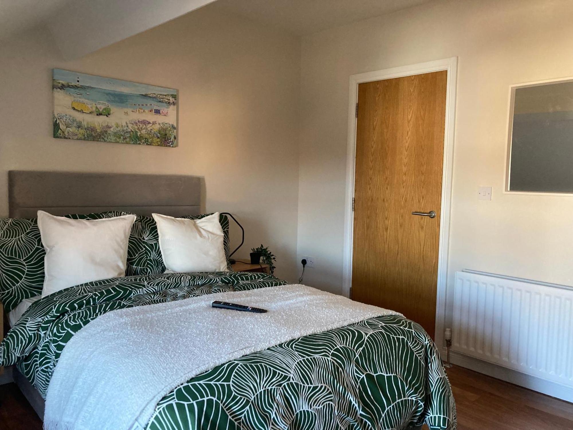 Smart 4K Tvs In All Bedrooms Double Vanity Sink Belfast Exterior photo